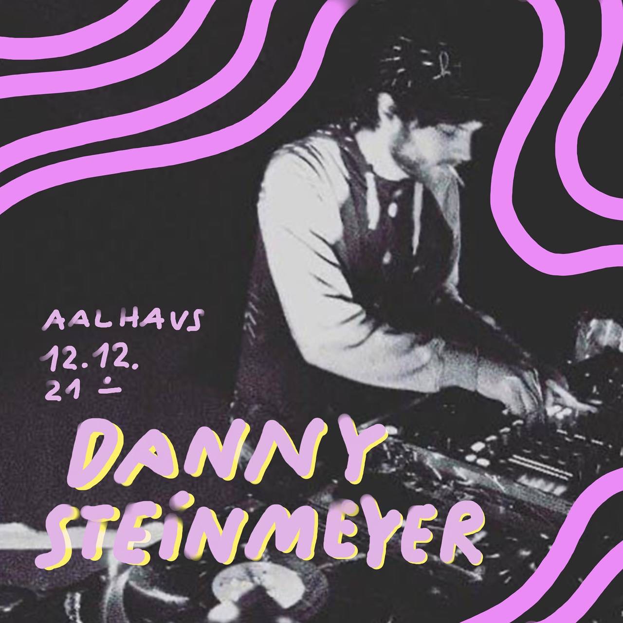 🟣 Danny S. | 12.12.25 | DJ Set 🟣

Danny Steinmeyer ist seit mehr als 20 Jahren als Musiker, Grafiker, Tontechniker (u.a. bei ByteFM) und DJ unterwegs.

Er war Gitarrist in der Band Findus, Schlagzeuger bei der Punk-Formation Das Ende, ist aktuell ein Teil von Shatten und am Freitag all night zu Gast im Aalhaus. Spit Spit!

@peterrotz 
@simonekesting (Artwork)
