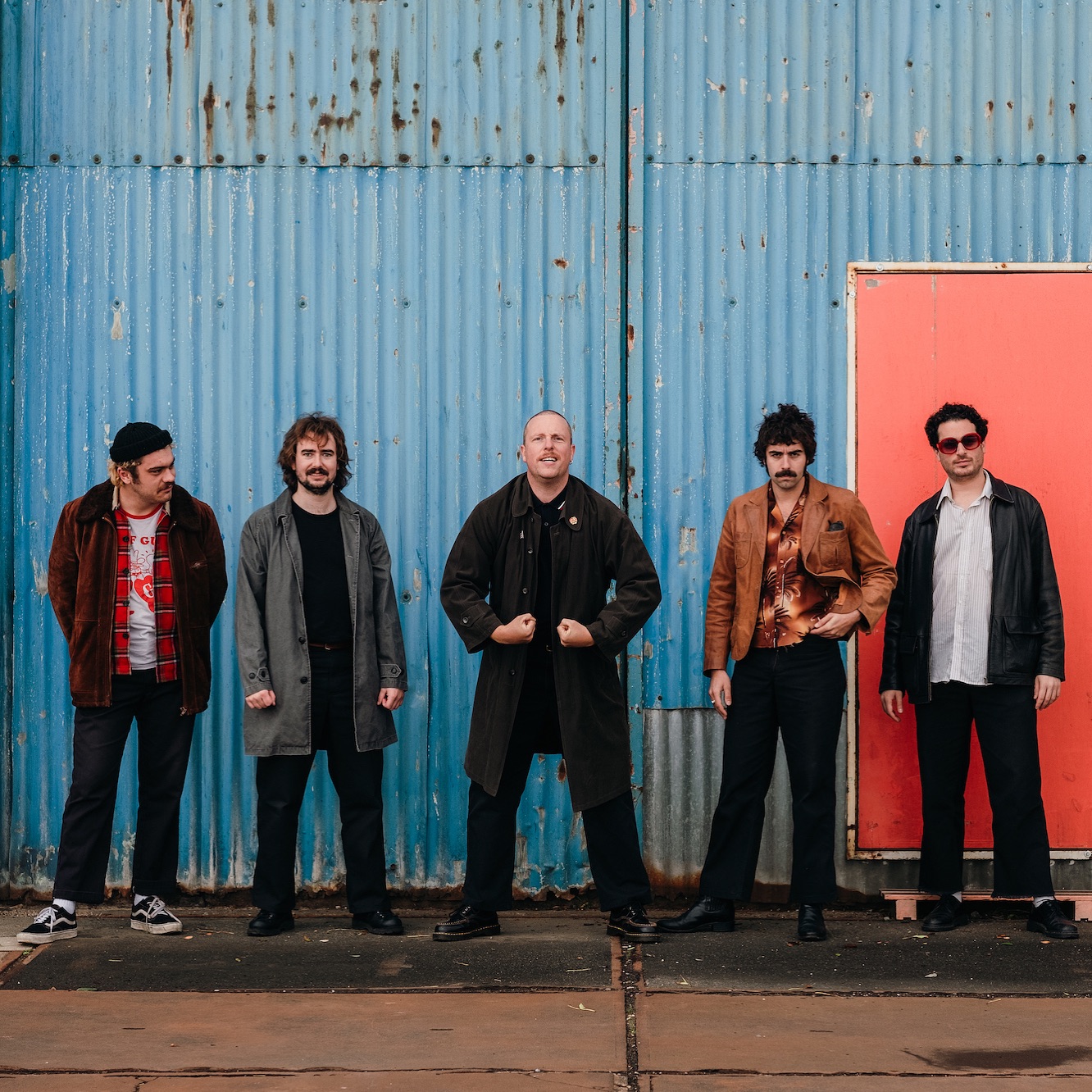 Iguana Death Cult | 10.6.26 | Live
(Greenway Records)

🎫: Link in Bio

Die neueste Weiterentwicklung von Iguana Death Cult zeigt die Band aus Rotterdam nachdenklich über Entbehrungen und Zweifel – während sie sich einer brennenden Welt gegenübersieht. Das Ergebnis greift ihre frühen Punk- und Garage-Wurzeln auf, angetrieben von Tobias Opschoors messerscharfen Riffs, Rennerts unerbittlichem Schlagzeugspiel, Jimmy de Koks groovigen Rhythmen und Jeroen Reeks rohem, gefühlvollem Gesang.

Gegründet im Jahr 2014, hat sich die Band von einer Gruppe von Freunden zu einem renommierten internationalen Act entwickelt. Sie tourte mit Bands wie Osees und Frankie and the Witch Fingers, unterstützte Jack White und trat bei SXSW, Levitation und Desert Daze auf.

Ihr neues Album Guns Out, das am 10. April über Greenway Records erscheinen wird, markiert eine Rückkehr zu druckvollem Garage Rock und zeichnet sich durch ehrliche Selbstreflexion aus. Es thematisiert Eskapismus, mentale Belastung und kreative Erneuerung. Hart und zugleich introspektiv fängt Guns Out eine Band ein, die sich mit ihrer eigenen Entwicklung und der turbulenten Welt um sie herum auseinandersetzt.

Im Juni 2026 bringen sie dieses neue Album in die deutschen Clubs.

@iguanadeathcult 
@rbk_fusion