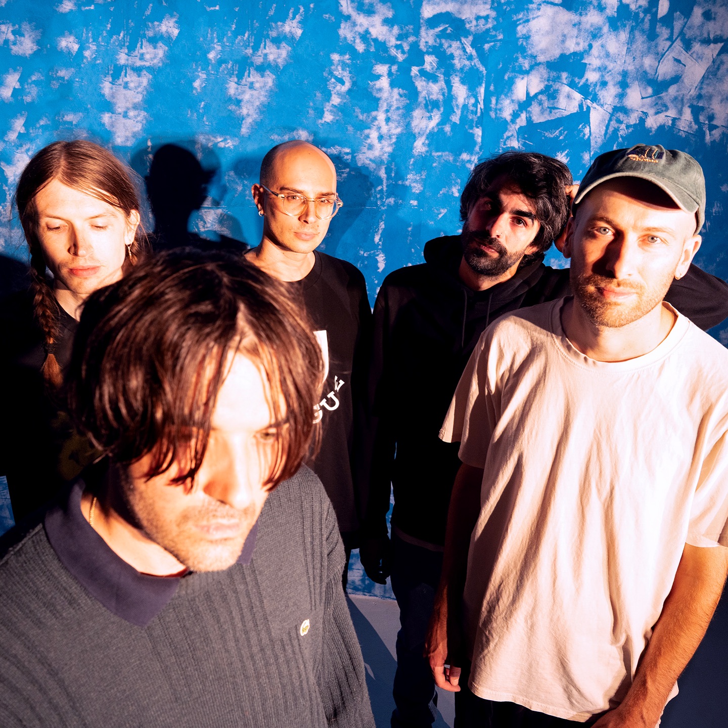 Ulrika Spacek | 26.10.26 | Live
(Full Time Hobby)

🎫: Link in Bio

Auch wenn die fünf Mitglieder von Ulrika Spacek jeweils ihren eigenen Weg gegangen sind, war die Band stets ein Sinnbild für kollektive Kunst. Trotz ihrer unterschiedlichen Hauptberufe (Experimentalphysiker, Grafikdesigner, Musikproduzenten) zeigt sich dieses gemeinsame Streben in der geteilten Traumlogik ihrer Musik: In den ungewöhnlichen Melodien, den schroff kantigen Gitarrenklängen und zirrenden, wolkenhaften Klangatmosphären. Es zeigt sich in all dem, was zwischen ihnen gesagt und nicht gesagt wird; im gemeinsamen Schreiben, Produzieren und Abmischen ihrer Stücke. Und auch wenn sich jeder einzelne Teil von ihnen auf eine gemeinsame Vision zubewegt, ist das Gefühl der Zusammengehörigkeit nirgendwo so deutlich zu spüren wie im Gesamtbild, zu dem Ulrika Spacek gehören. 

Das neueste Album der Gruppe, EXPO, ist eine Dialektik zwischen Analogem und Elektronischem. Obwohl ihre Wurzeln in der Art-Rock-Welt liegen – und obwohl sie mehr denn je von elektronischen Elementen inspiriert sind – interessieren sich Ulrika Spacek für die Diskrepanz zwischen beiden Genres. Ihre Musik beschäftigt sich mit menschlicher Wärme und digitaler Isolation, ist gleichermaßen einladend wie befremdlich. In vielerlei Hinsicht drückt die Band die Spannung aus, die das moderne Leben prägt. “Our music has always been a collage – a bit patchwork, sonically – but what makes this album a landmark for us is that we went one step further and made our own sound bank and essentially sampled ourselves,” sagt die Band. Sie erschaffen ihre eigenen Doppelgänger in einer fast realen Welt, in der die Band wie in einem Spiegelsaal erscheint. Digitale Drums werden gesampelt und über echte Drums gelegt, der Effekt ist fast wie eine umgekehrte Geburt – aus dem Äther gezogen und zurück in die greifbare Welt gebracht.

@ulrikaspacek 
@puschenshows