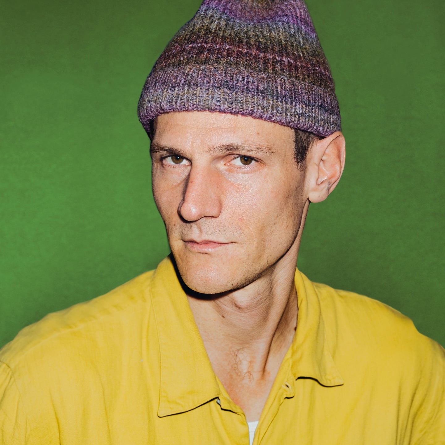 Fai Baba (Solo) | 16.4.26 | Live
(A Tree In A Field Records)

🎫: Link in Bio

Fai Baba, das Soloprojekt des Zürcher Musikers Fabian Sigmund, steht seit 2010 für intensive, eigenständige Songs und eindrückliche Live-Momente. 2026 feiert das international gefeierte Album Sad & Horny sein 10-jähriges Jubiläum.

Im April begibt sich Fai Baba erstmals seit längerer Zeit wieder allein auf Tour durch Deutschland und die Schweiz. Solo, mit akustischer Gitarre, entstehen Konzerte von grosser Nähe: ruhig und konzentriert, zugleich getragen von innerer Spannung und Wärme. Es sind Abende, die Raum lassen für Zwischentöne, für Geschichten zwischen den Liedern, für das gemeinsame Atmen im Moment. Reduziert auf das Wesentliche, offen, lebendig und voller Präsenz.

@faibaba_official